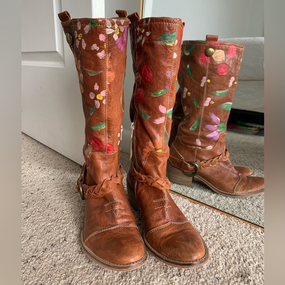 Lea Foscati leather boots with floral leaf design - Picture 1 of 8